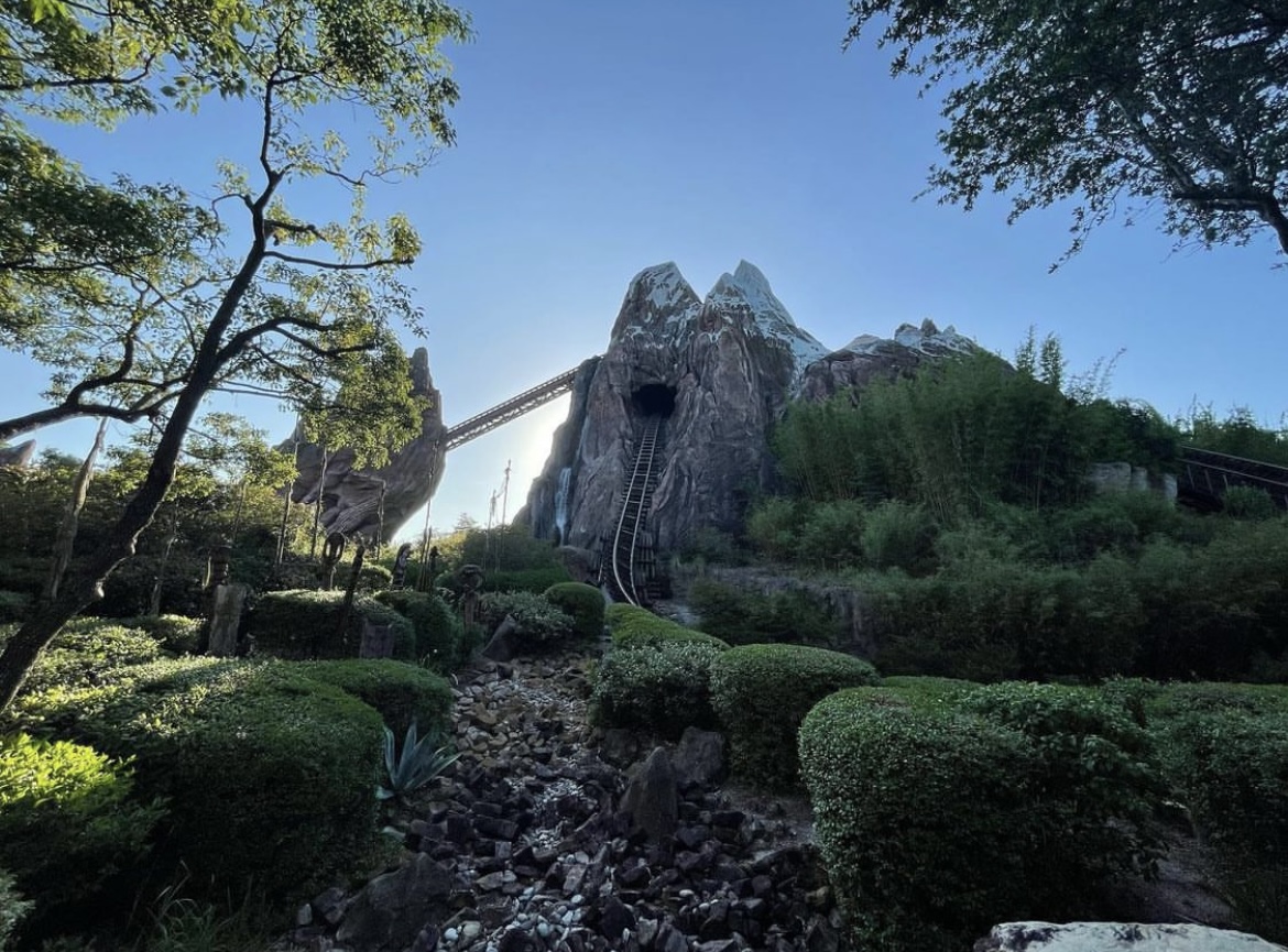 Screenshot Expedition Everest mountain and roller coaster at Disney's Animal Kingdom